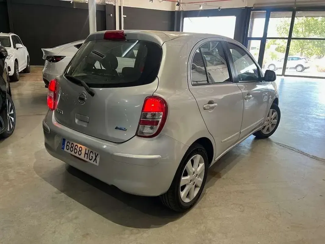 Usado Nissan Micra Acenta 80 CV (58 kW) 2011 Gris Utilitario