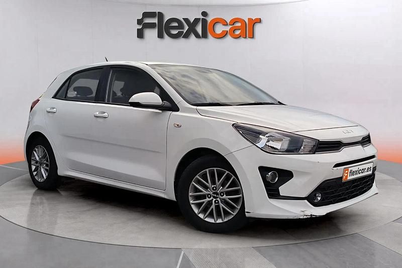 Blanco Usado 2022 Kia Rio Utilitario | 10.490 € (Buen precio) - Imagen 1/4