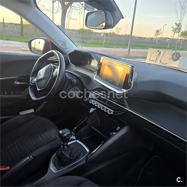 Usado Peugeot 2008 Active 100 CV (73 kW) 2021 Granate SUV