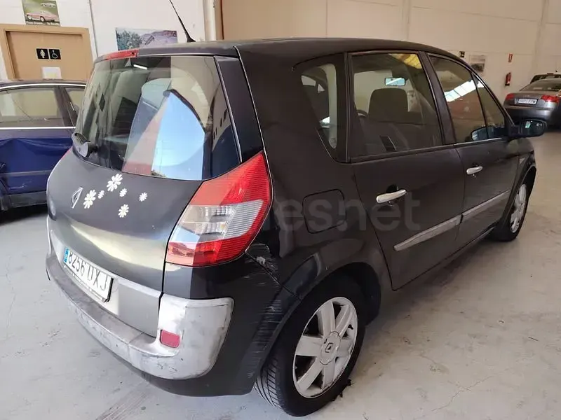 Usado Renault Scénic Dynamique 105 CV (77 kW) 2006 Negro Monovolumen