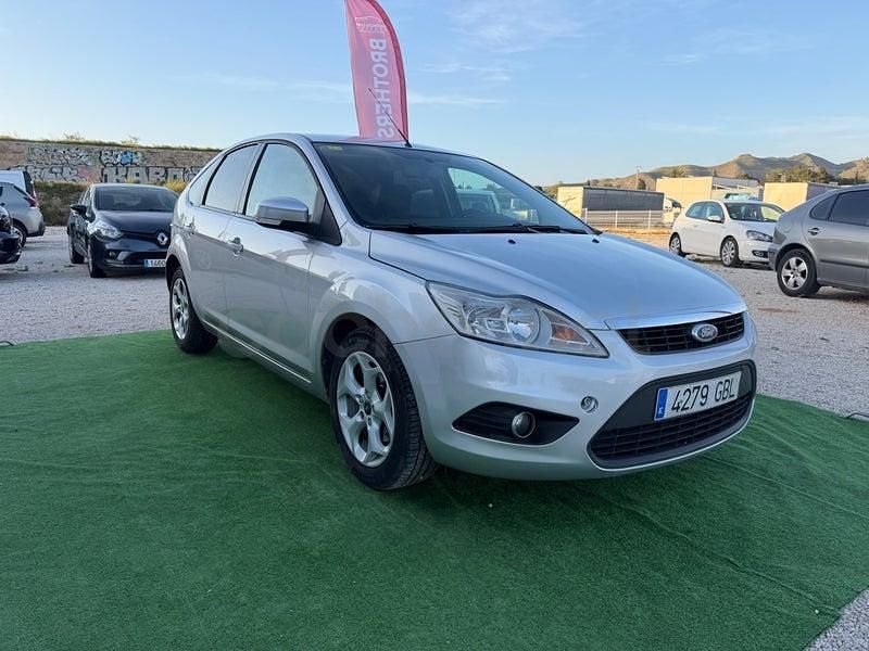 Usado Ford Focus Trend 109 CV (80 kW) 2008 Gris / plata Berlina