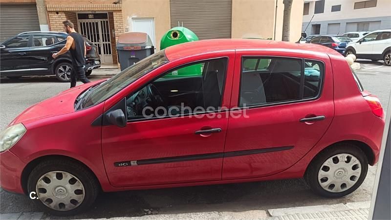 Rojo Usado 2007 Renault Clio II Dynamique Berlina | 2700 € (Precio justo) - Imagen 1/4
