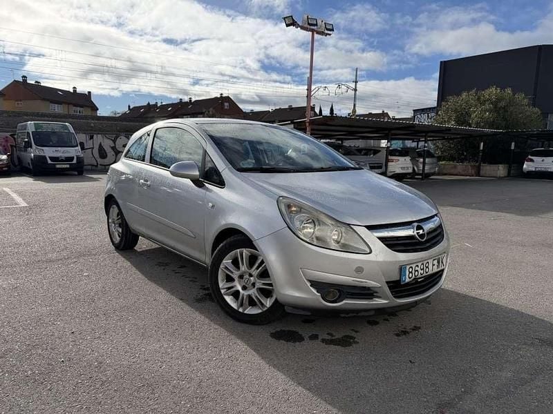 Usado Opel Corsa Enjoy 90 CV (66 kW) 2007 Plateado Utilitario