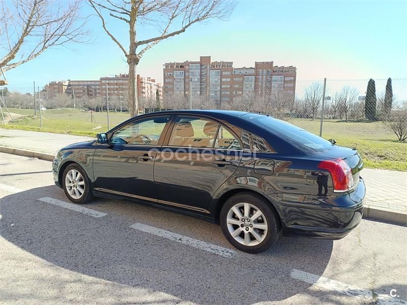 Usado Toyota Avensis Sol 129 CV (94 kW) 2006 Negro Berlina