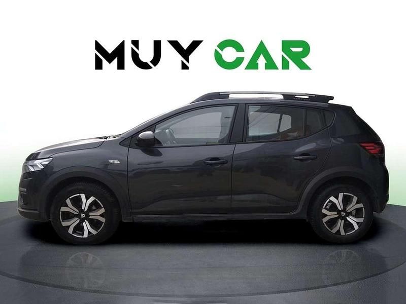 Usado Dacia Sandero Comfort 91 CV (66 kW) 2021 Gris Utilitario