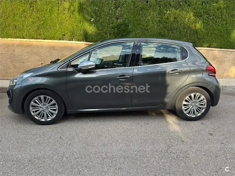 Usado Peugeot 208 Allure 82 CV (60 kW) 2017 Gris / plata Utilitario
