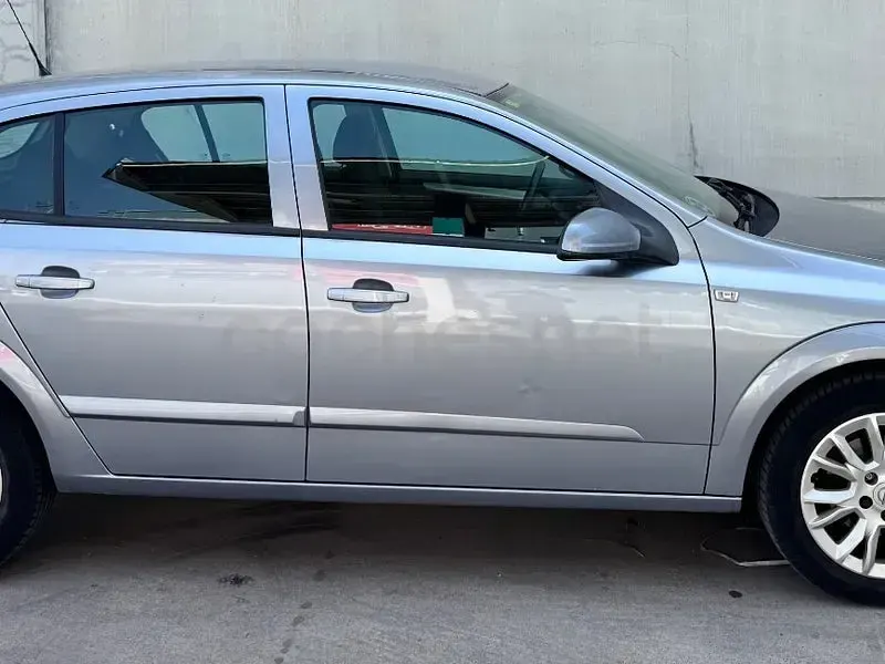 Usado Opel Astra Energy 120 CV (88 kW) 2009 Gris / plata Berlina