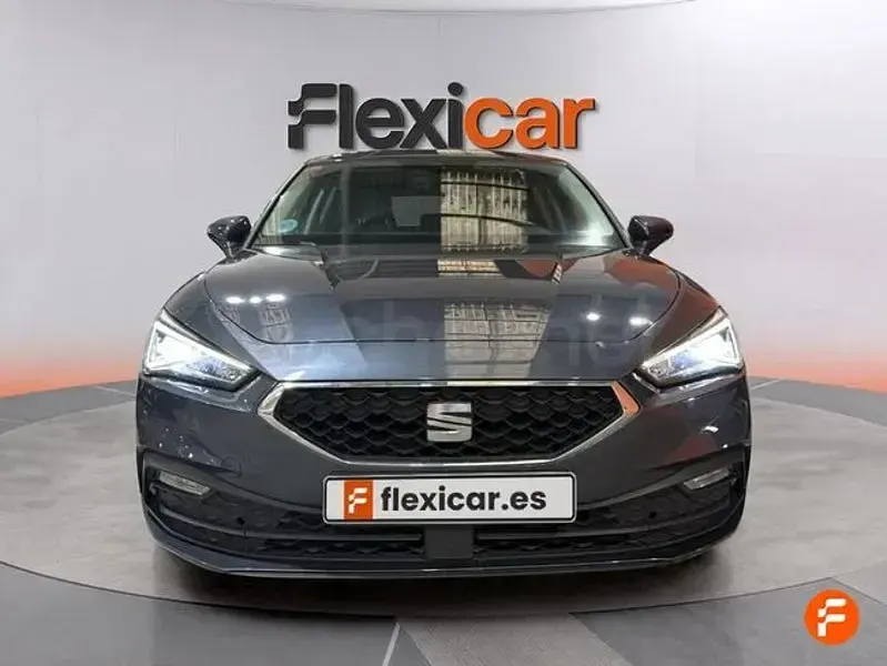 Usado Seat Leon Style 130 CV (95 kW) 2021 Gris / plata Berlina