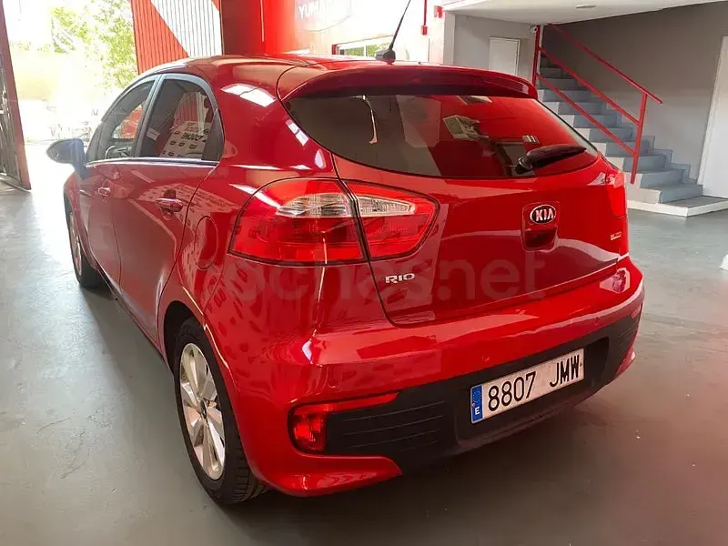 Usado Kia Rio 75 CV (55 kW) 2016 Rojo Utilitario