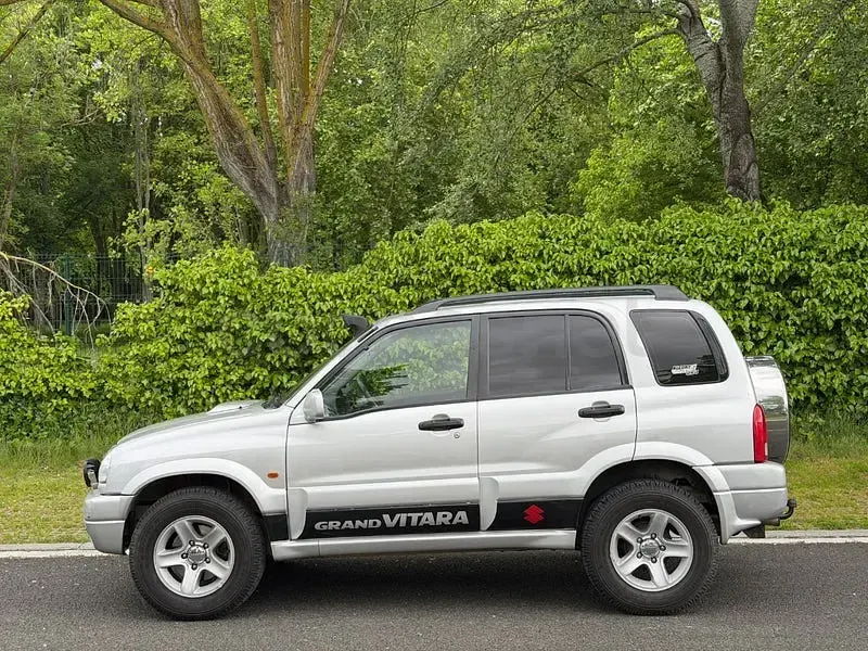 Usado Suzuki Grand Vitara 109 CV (80 kW) 2003 Gris / plata SUV