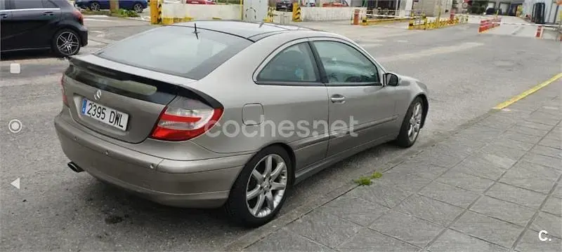 Usado Mercedes C160 122 CV (89 kW) 2006 Gris / plata Coupe