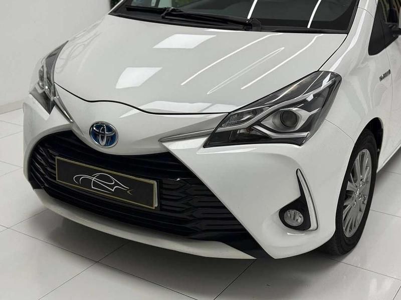 Usado Toyota Yaris Hybrid Active 99 CV (72 kW) 2019 Blanco Utilitario