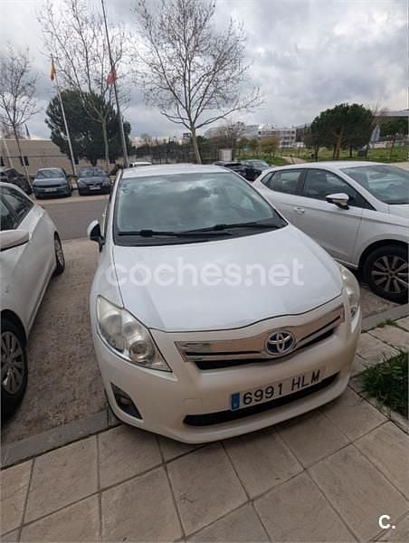 Usado Toyota Auris Hybrid Active 135 CV (99 kW) 2012 Blanco Berlina