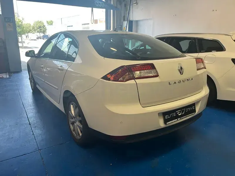 Usado Renault Laguna III Dynamique 110 CV (80 kW) 2012 Blanco Berlina