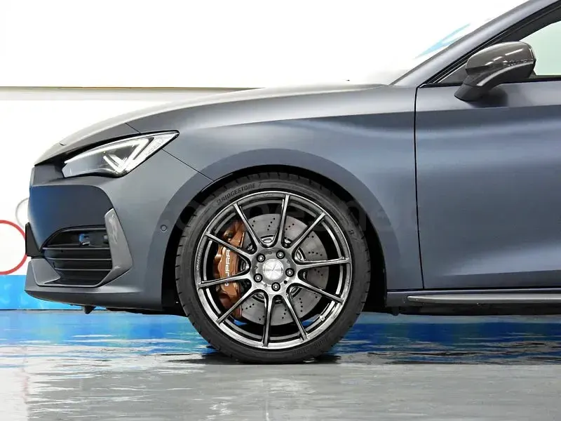 Usado Cupra Leon VZ 300 CV (220 kW) 2023 Gris / plata Berlina