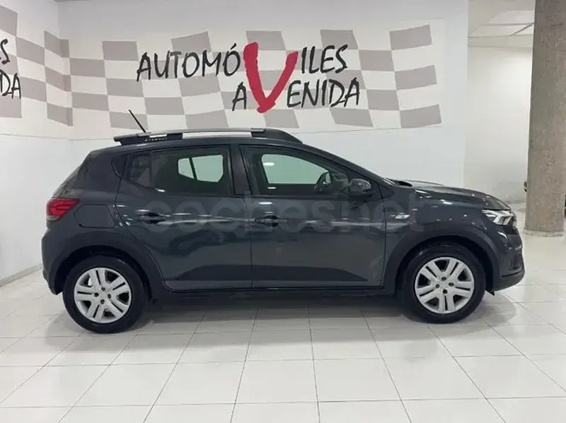 Usado Dacia Sandero Comfort 101 CV (74 kW) 2022 Gris / plata Berlina