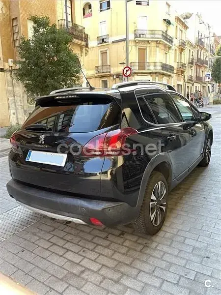 Usado Peugeot 2008 Allure 120 CV (88 kW) 2019 Negro SUV