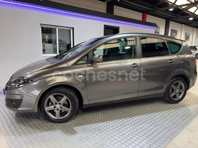 Usado Seat Altea I-Tech 105 CV (77 kW) 2014 Gris / plata Monovolumen
