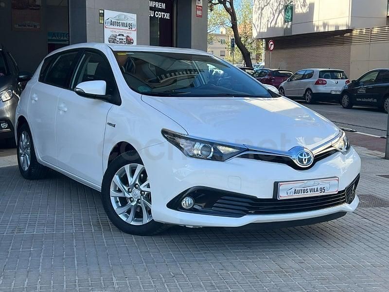 Usado Toyota Auris Hybrid 136 CV (100 kW) 2015 Blanco Berlina