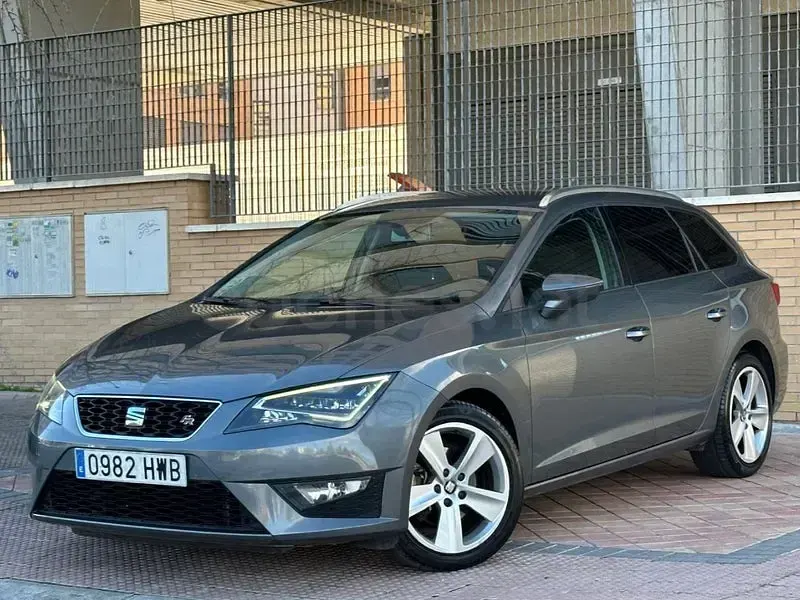 Usado Seat Leon FR 150 CV (110 kW) 2015 Gris / plata Familiar