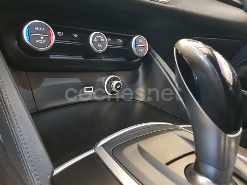 Usado Alfa Romeo Stelvio Executive 160 CV (117 kW) 2020 Rojo SUV