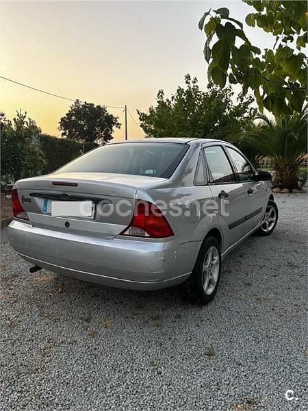 Käytetty Ford Focus Ambiente 100 HP (73 kW) 2002 Harmaa Sedan