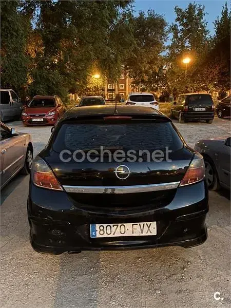Usado Opel Astra GTC Sport 120 CV (88 kW) 2007 Negro Berlina