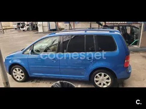 Usado VW Touran Highline 136 CV (100 kW) 2004 Azul Monovolumen