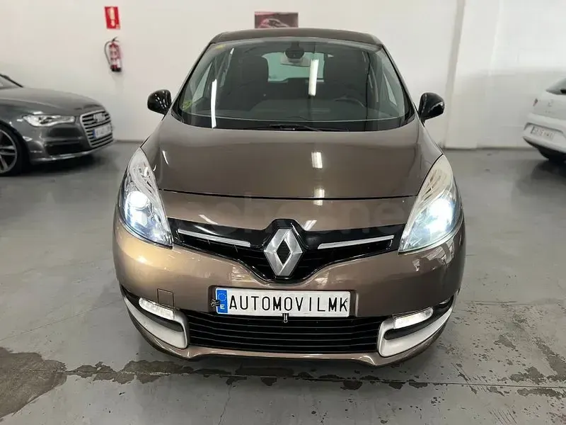 Usado Renault Scénic LIMITED 110 CV (80 kW) 2015 Marrón Monovolumen
