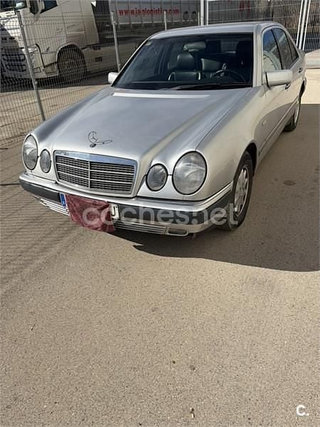 Usado Mercedes E300 136 CV (100 kW) 1996 Gris / plata Familiar