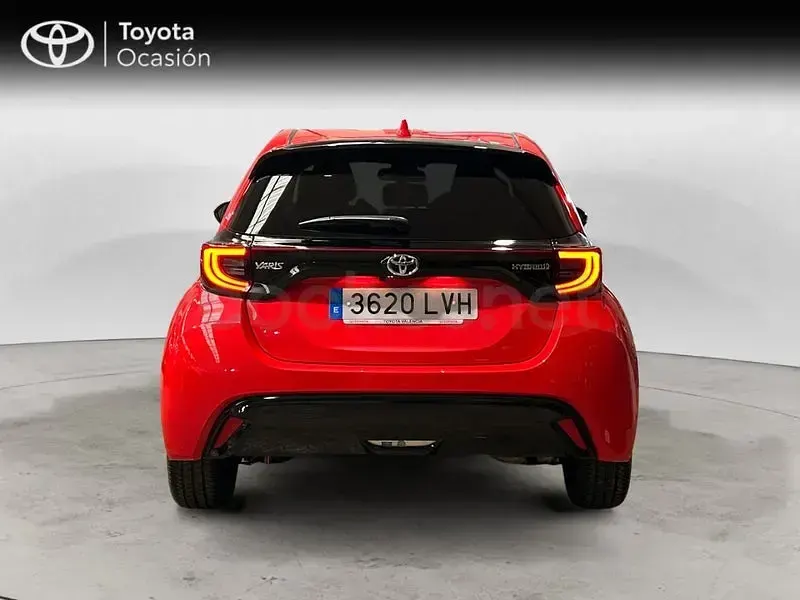 Käytetty Toyota Yaris Hybrid Style 116 HP (85 kW) 2021 Punainen Sedan