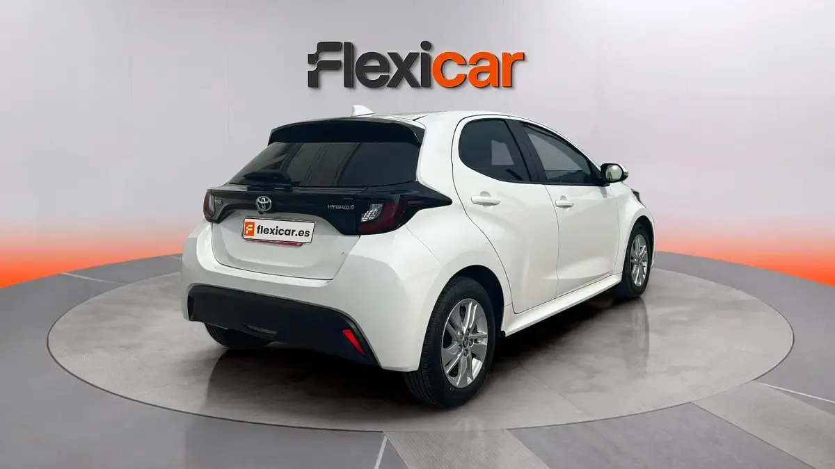 Usado Toyota Yaris Hybrid Business Edition 116 CV (85 kW) 2022 Blanco Berlina