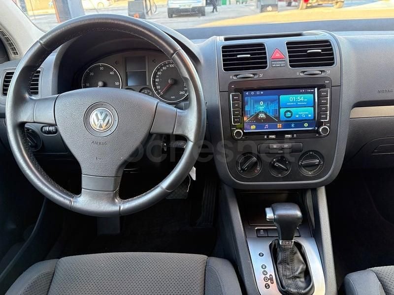 Usado VW Golf IV Highline 105 CV (77 kW) 2004 Gris / plata Berlina