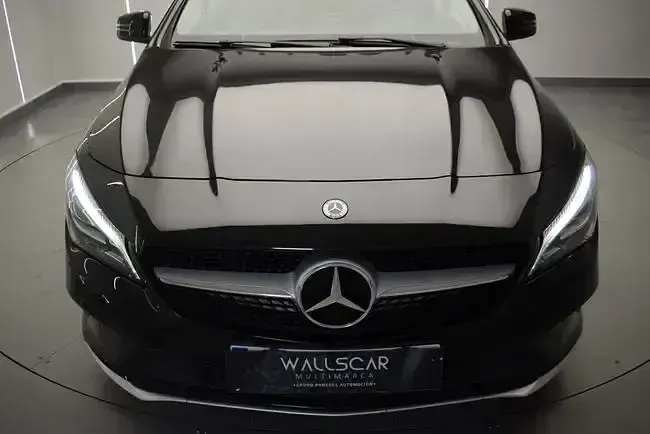 Usado Mercedes CLA200 Shooting Brake 136 CV (100 kW) 2017 Azul Familiar