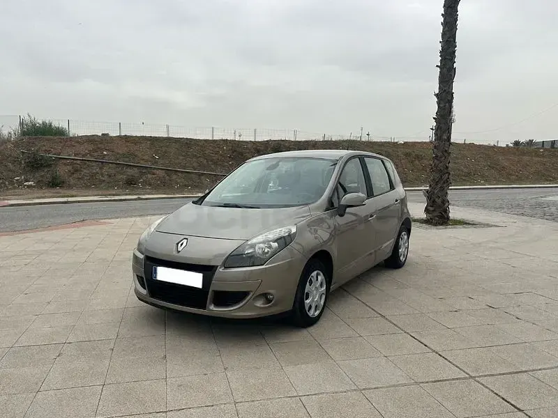 Usado Renault Scénic Dynamique 110 CV (80 kW) 2011 Beige Monovolumen