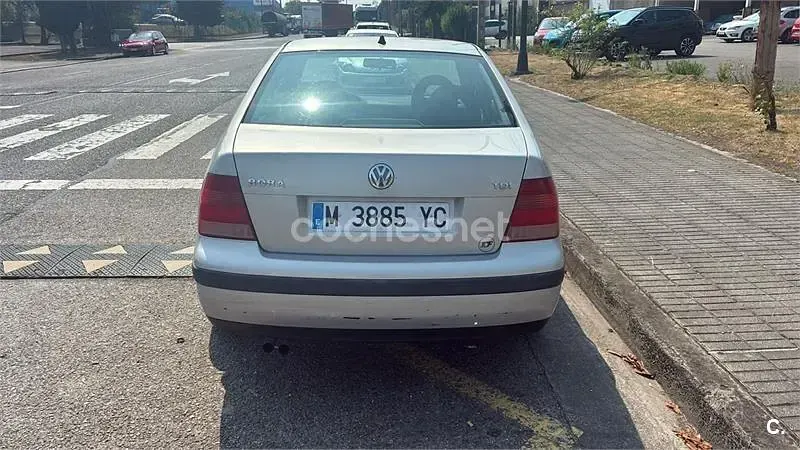 Usado VW Bora Highline 110 CV (80 kW) 1999 Gris / plata Berlina