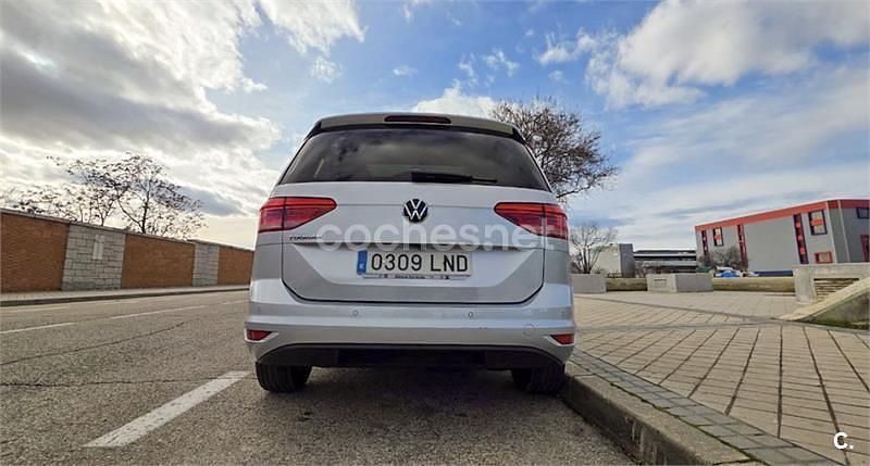 Usado VW Touran Advance 150 CV (110 kW) 2021 Gris / plata Monovolumen