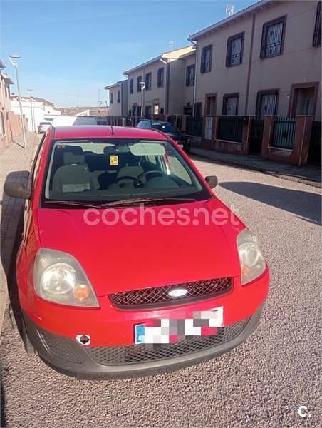 Usado Ford Fiesta Ambiente 68 CV (50 kW) 2008 Rojo Utilitario