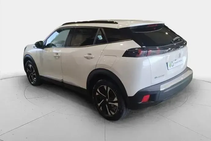 Usado Peugeot e-2008 Allure 100 kW (136 CV) 2023 Plateado SUV
