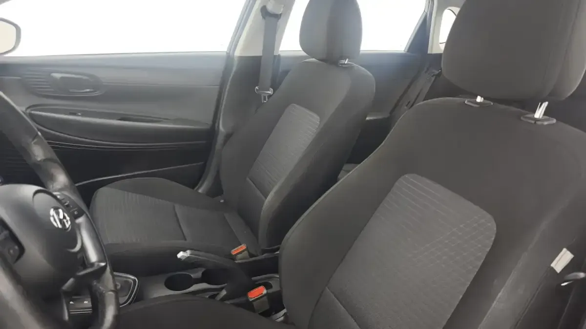 Usado Hyundai i20 101 CV (74 kW) 2022 Gris Utilitario