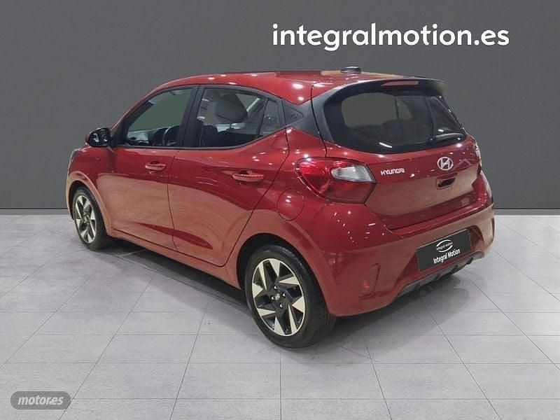 Usado Hyundai i10 66 CV (48 kW) 2023 Rojo Utilitario