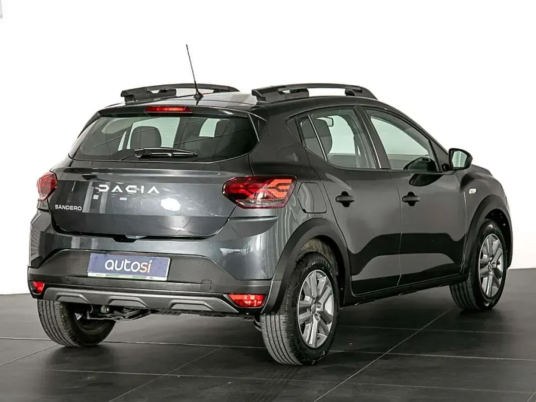 Usado Dacia Sandero Essentiel 101 CV (74 kW) 2023 Gris Utilitario