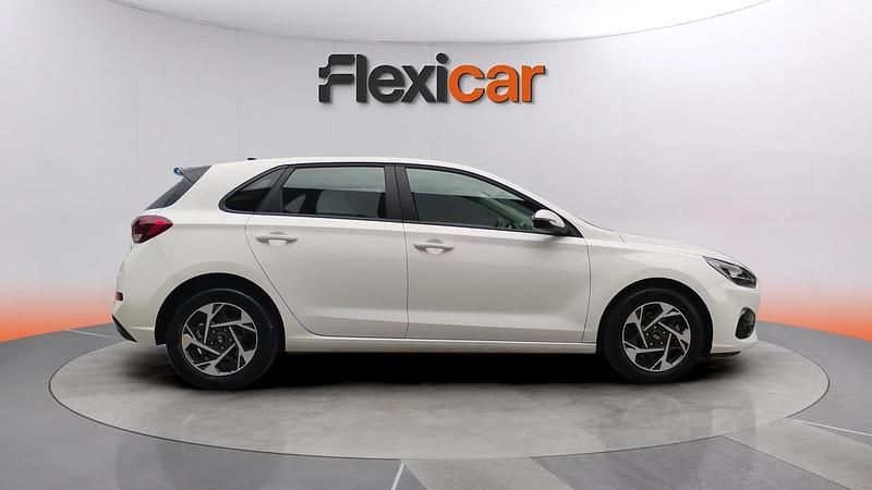 Usado Hyundai i30 121 CV (88 kW) 2024 Blanco Berlina