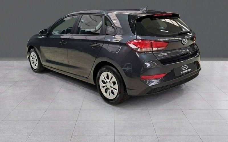 Usado Hyundai i30 110 CV (80 kW) 2022 Negro Utilitario