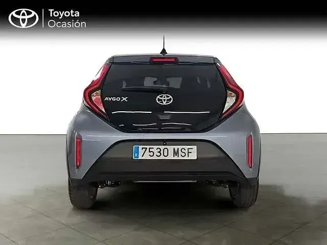 Usado Toyota Aygo X Play 72 CV (52 kW) 2024 Gris / plata SUV