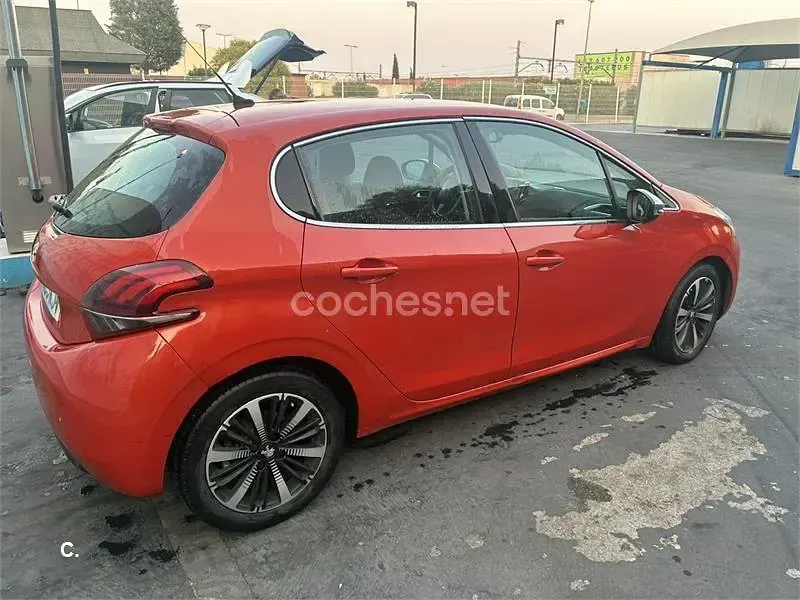 Usado Peugeot 208 Allure 110 CV (80 kW) 2018 Rojo Utilitario