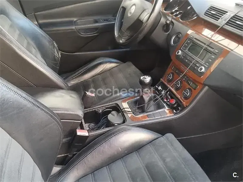 Usado VW Passat Sportline 140 CV (102 kW) 2005 Gris / plata Berlina