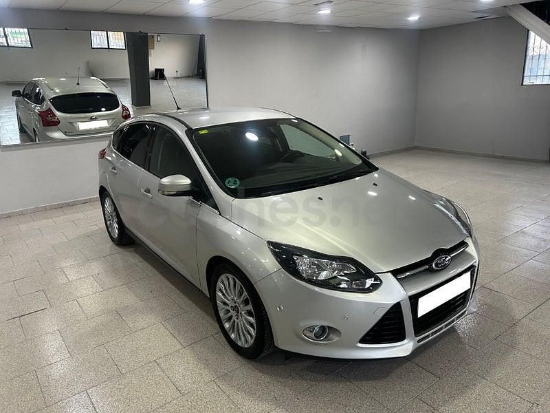 Usado Ford Focus Titanium 125 CV (91 kW) 2013 Gris / plata Berlina