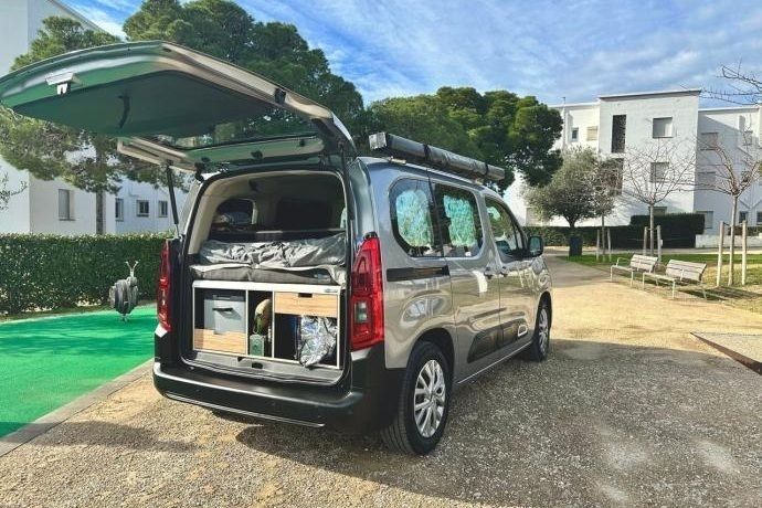Usado Citroën Berlingo 102 CV (75 kW) 2023 Gris Monovolumen