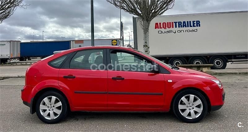 Usado Ford Focus Ghia 109 CV (80 kW) 2006 Rojo Berlina